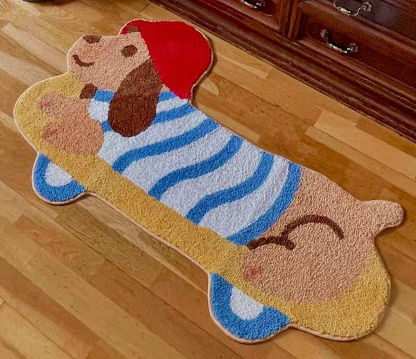 Alfombra Poppi con forma de perro salchicha, vista completa sobre suelo de madera