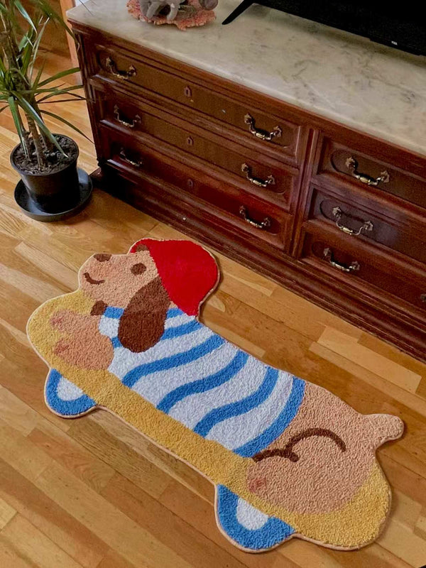 Alfombra Poppi de TUTU Home, con forma de teckel, sobre suelo de parquet en un salón.