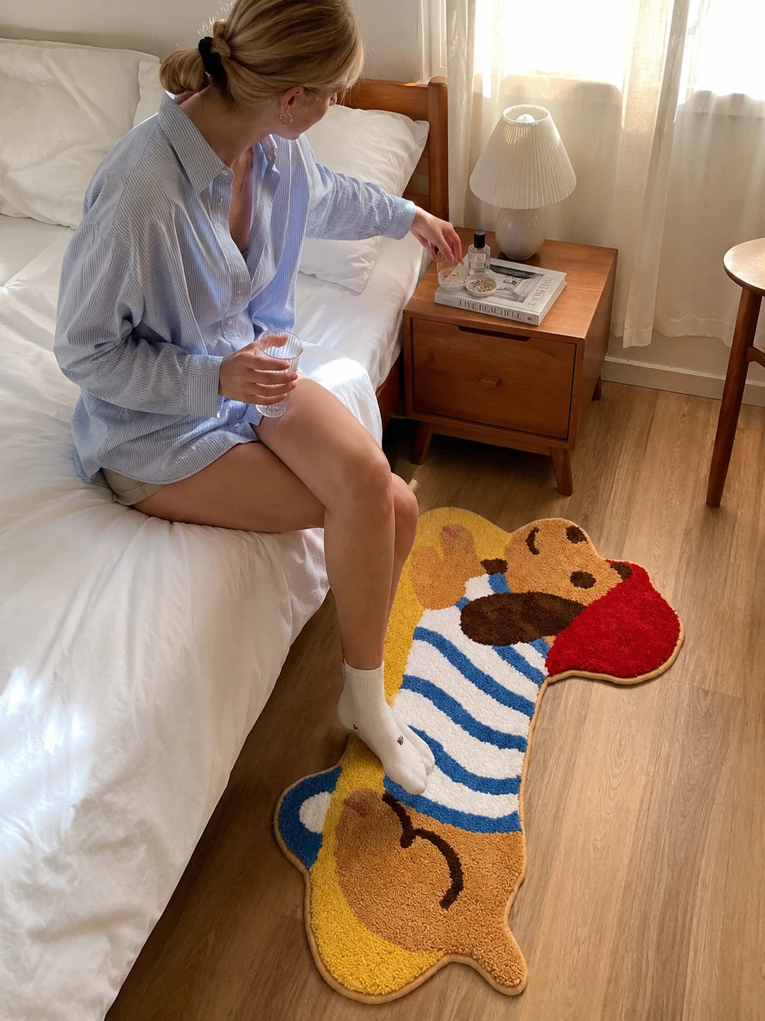 Poppi junto a la cama en un momento cotidiano de casa