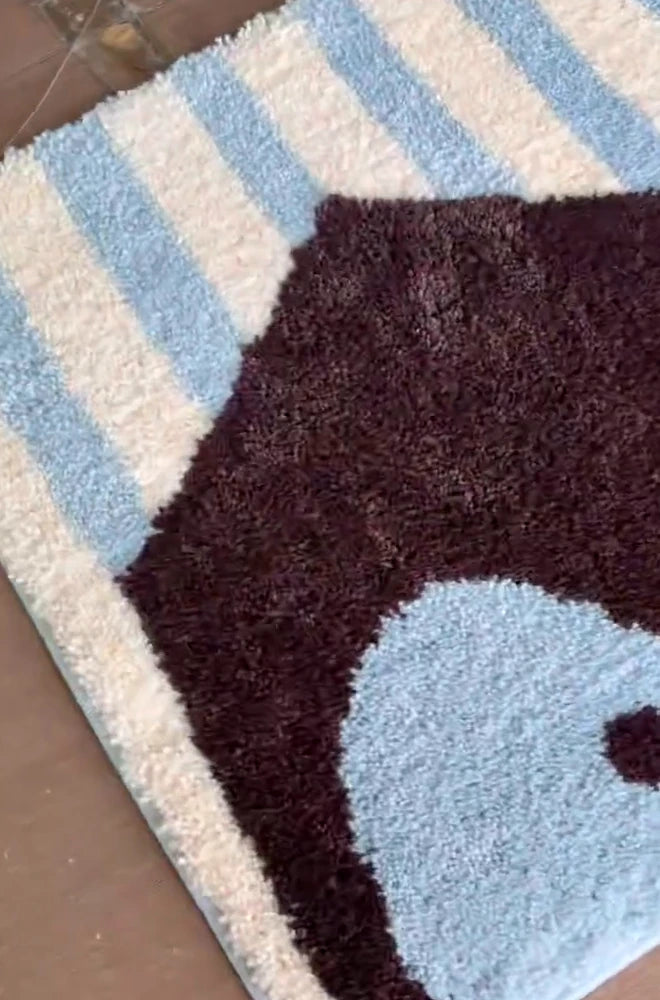 Relieve del pelo de una alfombra TUTU, con el borde y las rayas vistos de cerca